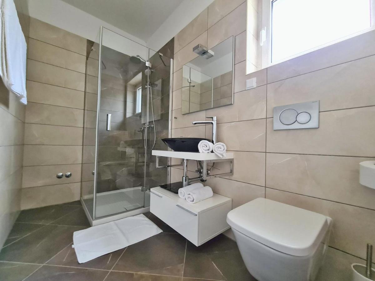 Spacious Villa With Pool, Indoor Jacuzzi And Sauna Near Porec Višnjan Exterior foto