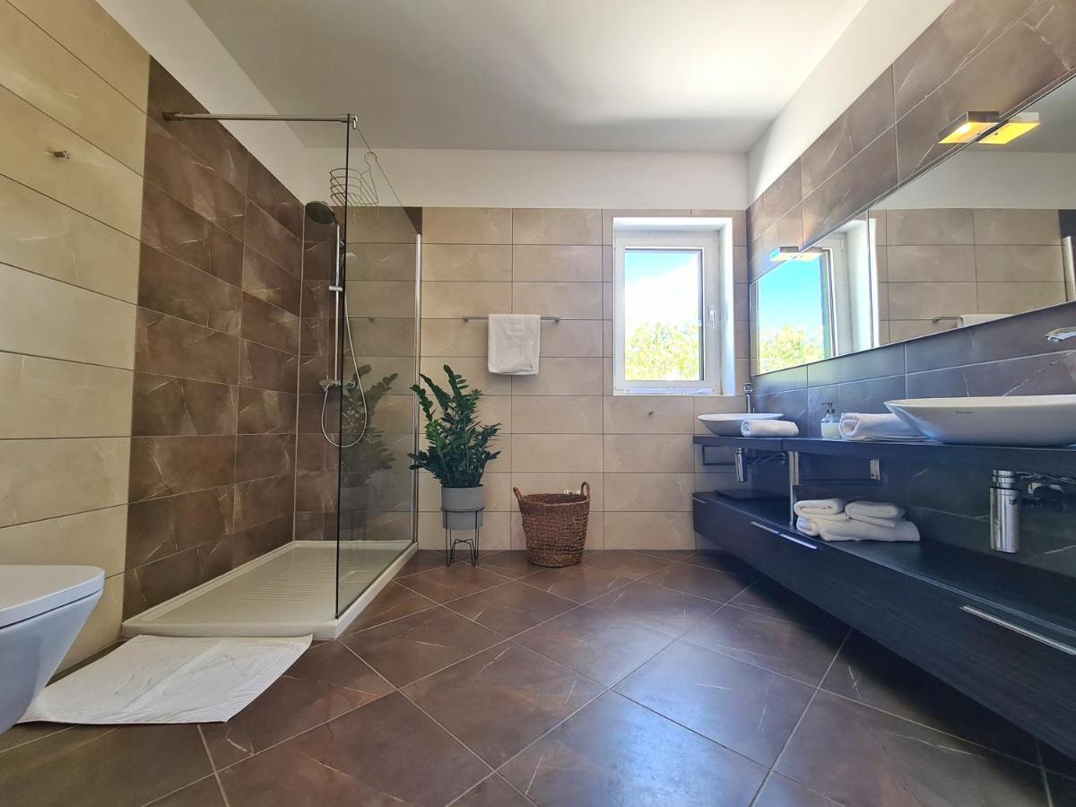 Spacious Villa With Pool, Indoor Jacuzzi And Sauna Near Porec Višnjan Exterior foto
